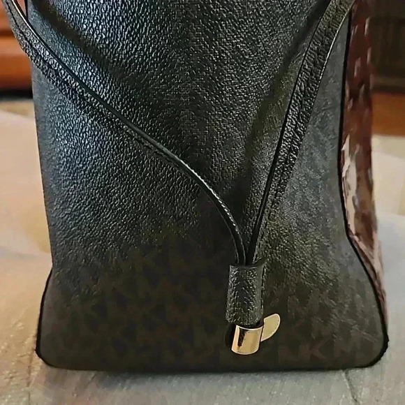 Michael Kors Voyager Red Large Leather Tote - Picture 8 of 9